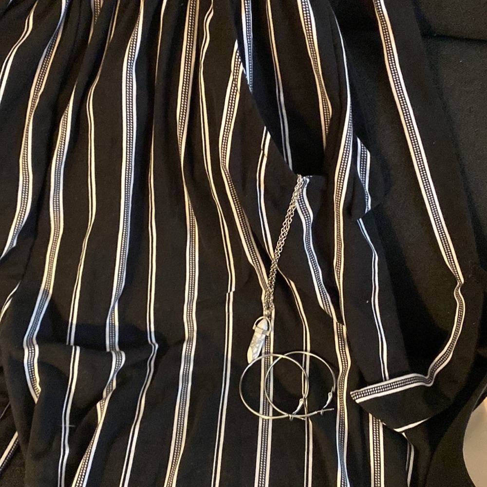 🖤 Gorgeous Black And White Striped Romper With Pockets 🤍 - Picture 3 of 5